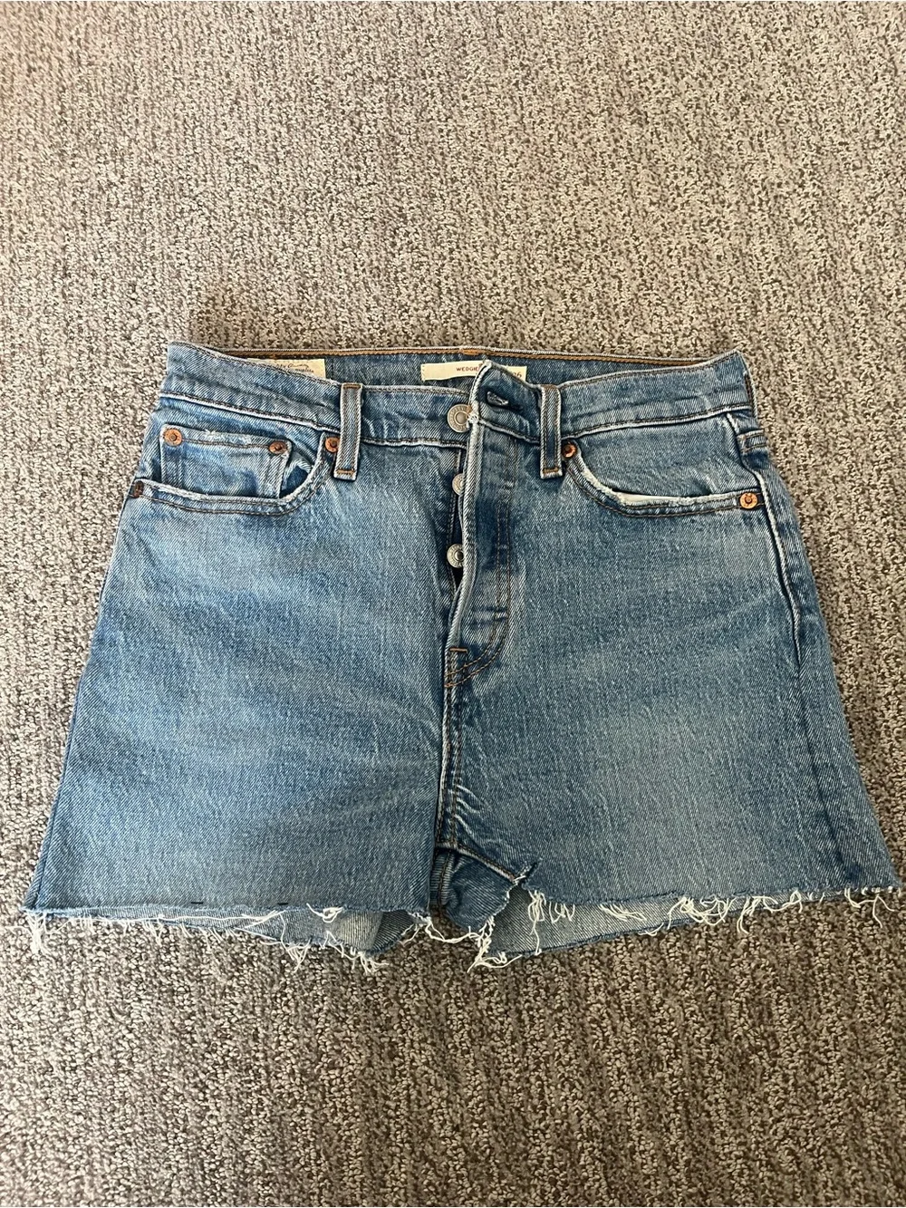 Levi's Women's Light Blue Denim Cutoff Shorts with Raw Hem - Picture 2 of 3